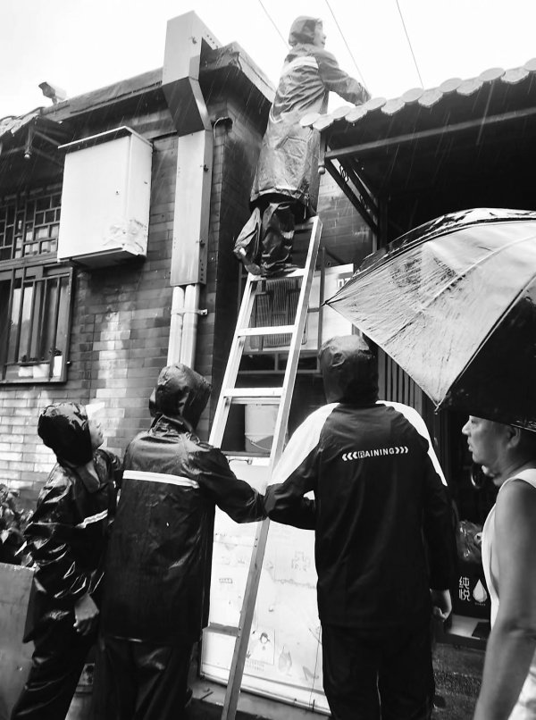 鑫配资 老旧平房 最牵众人心，报修电话不断，维修人员冒雨出发……