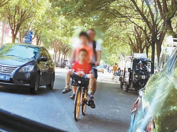 凯狮优配 朝阳区武圣路，有人骑共享单车严重超载