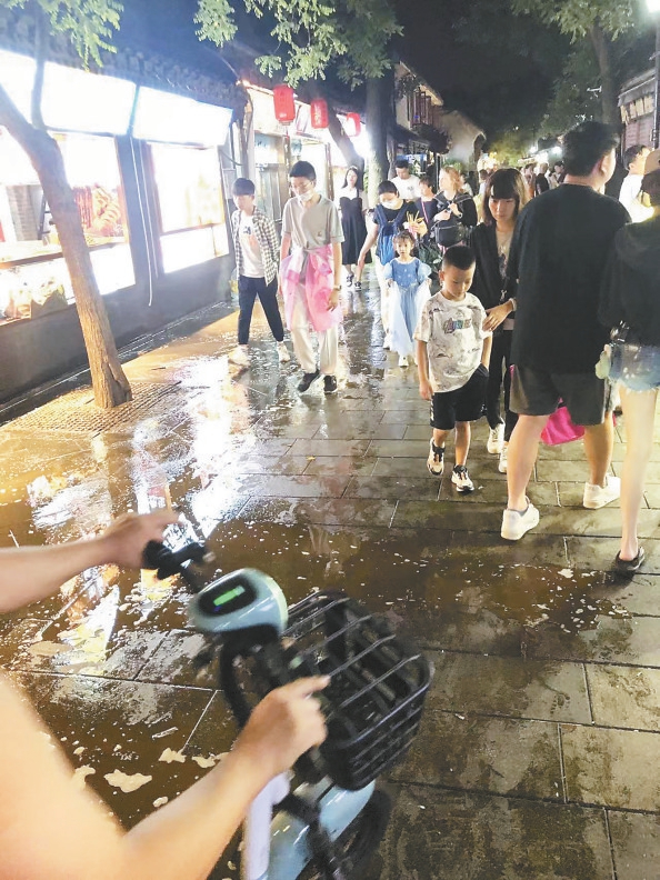 大圣配资 南锣鼓巷夜晚污水横流