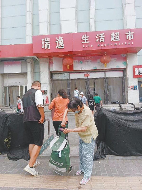 九五配资 丰台东路北侧瑞逸生活超市门前  新建绿化带通道太窄盼拓宽